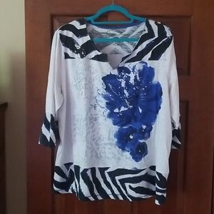 T-shirt, 3/4 length sleeves.